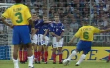 Video: Xem lại pha làm bàn “phản định luật” của Roberto Carlos