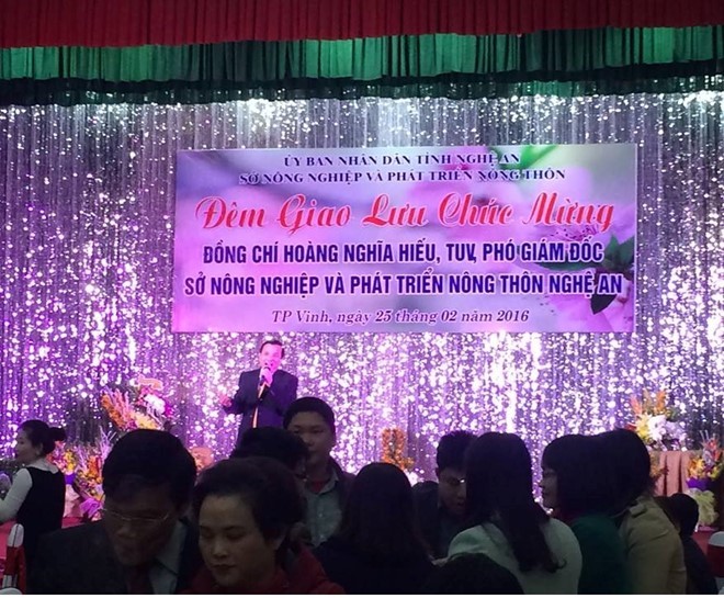 'Không ai dám tự ý in phông nền mừng Phó giám đốc Sở'