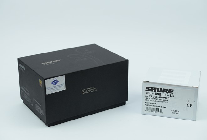 Cuối 2015, Shure gây chấn động làng âm thanh thế giới khi trình làng mẫu tai nghe in-ear tĩnh điện đầu tiên mang tên KSE1500. Tai nghe cao cấp này vừa về Việt Nam với giá bán 85,55 triệu đồng (tham khảo tại hệ thống Xuân Vũ Audio). Hộp đựng tai nghe có kích thước lớn, có thêm hộp nhỏ màu trắng đựng cục sạc cho amp đi kèm.