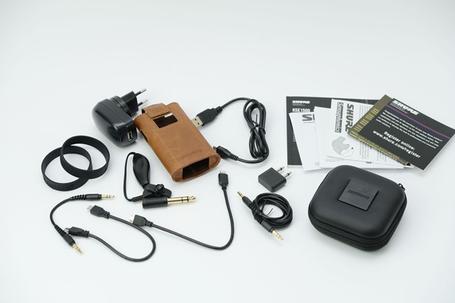 Ngoài amp chuyên dụng đi kèm, Shure KSE 1500 còn sở hữu rất nhiều món đồ phụ trợ bao gồm các bộ tip, cục sạc USB, cáp mircroUSB, cáp Lighning, cáp OTG, 2 sợi cáp đầu 3,5 dài 15,2 và 92 cm, giắc chuyển 6.3, bao da bọc amp đi kèm, giắc chuyển chống ồn dùng trên máy bay, kẹp tai nghe, vòng buộc amp và khăn lau.