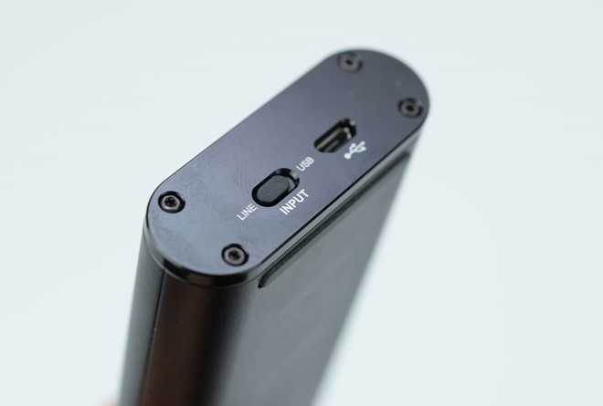 Nút gạt để tinh chỉnh giữa ngõ vào USB và Line In trên amp của Shure KSE1500.