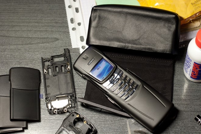 Nokia 8910i:Lần đầu tiên, Nokia tung ra một mẫu điện thoại cho giới doanh nhân năm 2003. Nokia 8910i sở hữu lớp vỏ Titanium cùng thiết kế tinh tế, sang trọng với giá 400 Euro. Nokia 8910i:Lần đầu tiên, Nokia tung ra một mẫu điện thoại cho giới doanh nhân năm 2003. Nokia 8910i sở hữu lớp vỏ Titanium cùng thiết kế tinh tế, sang trọng với giá 400 Euro.