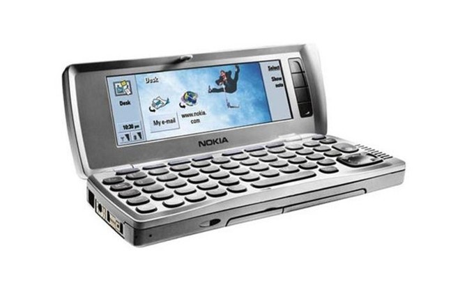 Nokia g201I Communicator:Máy ra mắt năm 2002 sở hữu bàn phím QWERTY có khả năng lật mở. Trông điện thoại như một chiếc máy tính xách tay mini, nhưng được trang bị thêm màn hình phụ và bàn phím ở mặt trước. Nhờ thế, người dùng dễ dàng gửi tin nhắn SMS, MMS, email, fax cũng như đính kèm tập tin và phát nhạc. Nokia g201I Communicator:Máy ra mắt năm 2002 sở hữu bàn phím QWERTY có khả năng lật mở. Trông điện thoại như một chiếc máy tính xách tay mini, nhưng được trang bị thêm màn hình phụ và bàn phím ở mặt trước. Nhờ thế, người dùng dễ dàng gửi tin nhắn SMS, MMS, email, fax cũng như đính kèm tập tin và phát nhạc.
