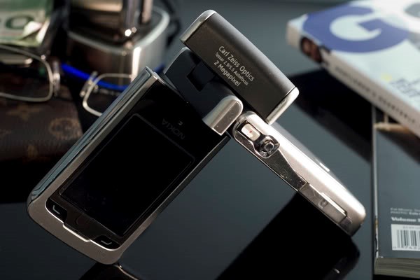 Nokia N90:Máy được đánh giá là thiết bị đi trước thời đại khi trang bị camera tiên tiến thời điểm 2005. Model này có màn hình xoay linh hoạt cho phép biến điện thoại thành máy quay phim cầm tay. Camera ống kính Carl Zeiss độ phân giải 2 MP đi kèm đèn flash LED. Nokia N90:Máy được đánh giá là thiết bị đi trước thời đại khi trang bị camera tiên tiến thời điểm 2005. Model này có màn hình xoay linh hoạt cho phép biến điện thoại thành máy quay phim cầm tay. Camera ống kính Carl Zeiss độ phân giải 2 MP đi kèm đèn flash LED.