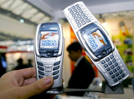 Nokia 6800 :Hãng công nghệ Phần Lan vốn rất thích thử nghiệm với bàn phím truyền thống. Nokia 6800 mang tới thiết kế đặc biệt vì điện thoại có thể chuyển từ trạng thái bình thường sang dạng bàn phím QWERTY với các nút bấm chia đều 2 bên màn hình. Nokia 6800 :Hãng công nghệ Phần Lan vốn rất thích thử nghiệm với bàn phím truyền thống. Nokia 6800 mang tới thiết kế đặc biệt vì điện thoại có thể chuyển từ trạng thái bình thường sang dạng bàn phím QWERTY với các nút bấm chia đều 2 bên màn hình.