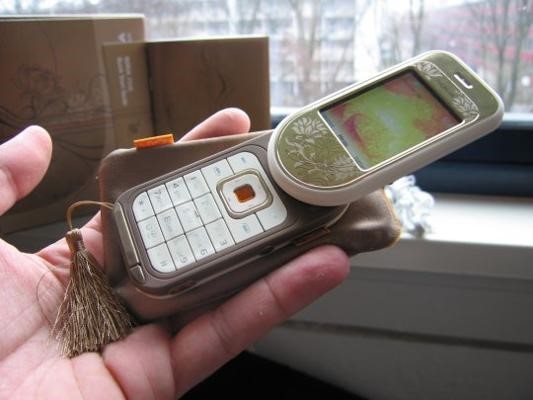 Nokia 7370:Nếu nhìn lần đầu, nhiều người sẽ nghĩ Nokia 7370 là chiếc điện thoại nắp trượt. Tuy nhiên quan sát kỹ, ta sẽ thấy các cạnh trên và dưới của thiết bị đều có dạng thẳng chồng lên nhau. Và trên thực tế, 7370 là điện thoại xoay 180 độ độc đáo. Sản phẩm ra mắt năm 2005 với thiết kế thời trang. Nokia 7370:Nếu nhìn lần đầu, nhiều người sẽ nghĩ Nokia 7370 là chiếc điện thoại nắp trượt. Tuy nhiên quan sát kỹ, ta sẽ thấy các cạnh trên và dưới của thiết bị đều có dạng thẳng chồng lên nhau. Và trên thực tế, 7370 là điện thoại xoay 180 độ độc đáo. Sản phẩm ra mắt năm 2005 với thiết kế thời trang.