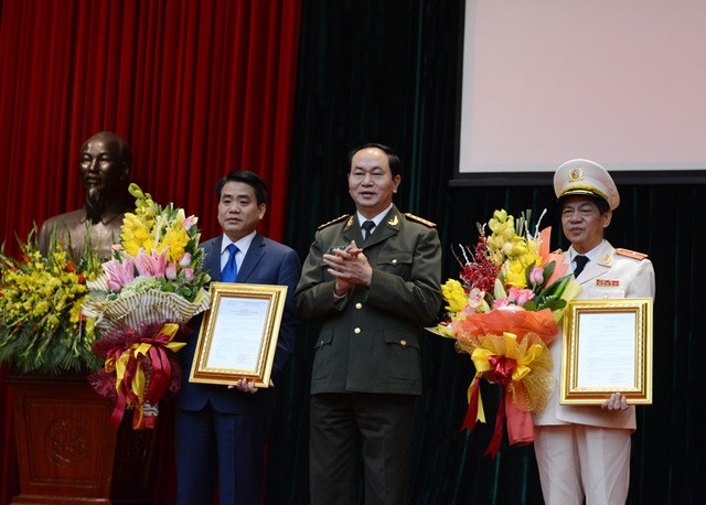 Đại tướng Trần Đại Quang - Ủy viên Bộ Chính trị, Bí thư Đảng ủy Công an Trung ương, Bộ trưởng Bộ Công an - trao quyết định bổ nhiệm chức vụ Giám đốc Công an Hà Nội cho Thiếu tướng Đoàn Duy Khương. (Ảnh: Mạnh Thắng)