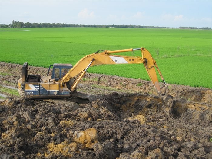 Xây đê bao khép kín sản xuất lúa vụ ba đã khiến không gian trữ nước trong mùa lũ của vùng Đồng Tháp Mười và Tư Giác Long Xuyên bị “tê liệt”. Ảnh: Trung Chánh