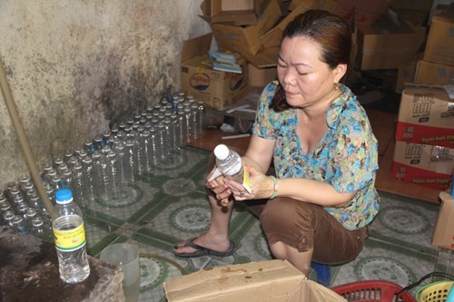 Dùng a xít và nước lã làm giấm đóng chai bán ra thị trường ảnh 2