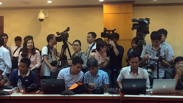 19g30, cuộc họp báo vẫn chưa bắt đầu - Ảnh: L.A 19g30, cuộc họp báo vẫn chưa bắt đầu - Ảnh: L.A