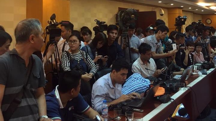 Đại diện các cơ quan vẫn chờ đợi tại cuộc họp báo tối 27-4 - Ảnh: L.A Đại diện các cơ quan vẫn chờ đợi tại cuộc họp báo tối 27-4 - Ảnh: L.A