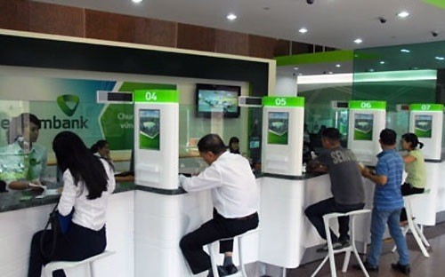 Vietcombank điều chỉnh mức ưu đãi lãi suất cho vay trung dài hạn VND về tối đa 10%/năm trong thời gian một năm để hỗ trợ các doanh nghiệp trực tiếp sản xuất kinh doanh.