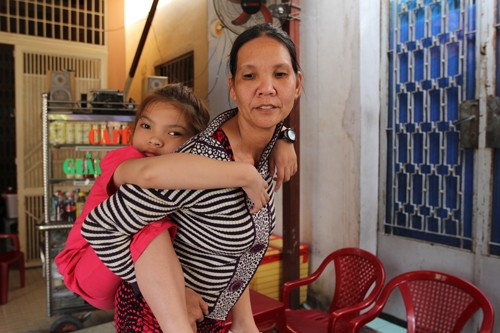 Vợ ông Bảo Tài và con gái bị bệnh. Ảnh: Duy Trần