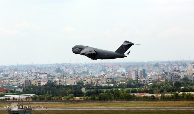 Sáng 22/5, Boeing hạng nặng C-17 Globemaster III của không quân Mỹ tiếp tục đáp xuống sân bay Tân Sơn Nhất để chở hàng hoá và thiết bị cho chuyến thăm của Tổng thống Obama tại TP HCM.