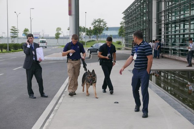 Đoàn xe đón ông Obama đã rời khách sạn đến Sân bay Nội Bài ảnh 11