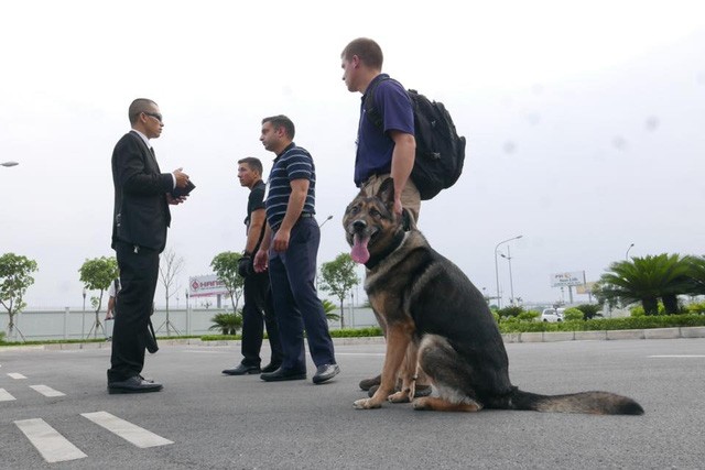 Đoàn xe đón ông Obama đã rời khách sạn đến Sân bay Nội Bài ảnh 12