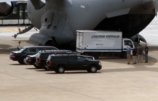 Limousine The Beast của Tổng thống Obama xuống phố Sài Gòn ảnh 3 Limousine The Beast của Tổng thống Obama xuống phố Sài Gòn ảnh 3