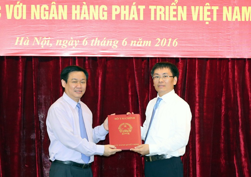 Phó Thủ tướng Chính phủ Vương Đình Huệ thừa ủy quyền của Thủ tướng Chính phủ trao quyết định bổ nhiệm ông Phạm Quang Tùng giữ chức vụ Chủ tịch Hội đồng quản trị VDB - Ảnh: VGP/Thành Chung