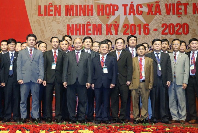 Thủ tướng chụp ảnh cùng các đại biểu tham dự Đạ hội toàn quốc Liên minh Hợp tác xã Việt Nam.