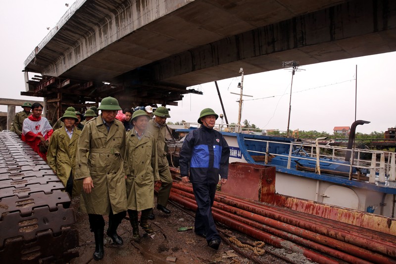 Phó Thủ tướng Vương Đình Huệ trực tiếp đôn đốc phòng chống bão số 3 ở Quảng Ninh.