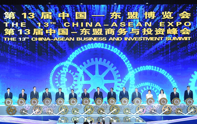 Thủ tướng cùng các trưởng đoàn thực hiện nghi thức khai mạc.