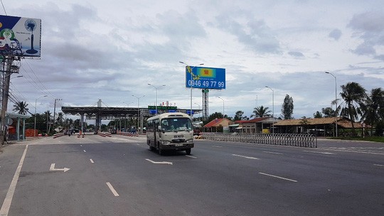 Trạm thu phí Cai Lậy vẫn còn chưa thu phí vào sáng 18-8. (Ảnh: NLĐ)