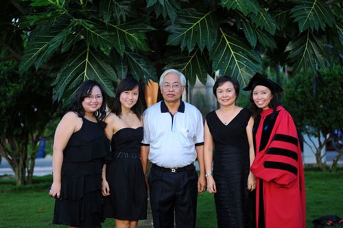 Ông Trần Phương Bình và người thân (Ảnh: Internet) Ông Trần Phương Bình và người thân (Ảnh: Internet)