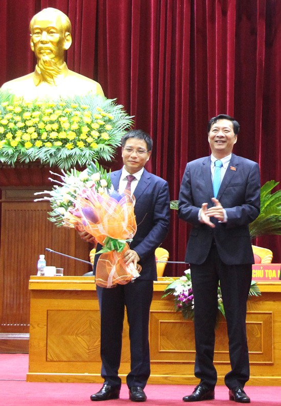 Bí thư Tỉnh ủy, Chủ tịch HĐND tỉnh Quảng Ninh Nguyễn Văn Đọc tặng hoa chúc mừng tân Phó Chủ tịch UBND tỉnh Nguyễn Văn Thắng. (Ảnh: CTG) Bí thư Tỉnh ủy, Chủ tịch HĐND tỉnh Quảng Ninh Nguyễn Văn Đọc tặng hoa chúc mừng tân Phó Chủ tịch UBND tỉnh Nguyễn Văn Thắng. (Ảnh: CTG)