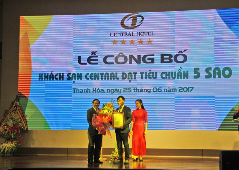 Chủ tịch HĐQT Hắc Ngọc Hải (bên phải) nhận Quyết định công nhận tiêu chuẩn 5 sao cho Central Hotel Thanh Hóa. (Ảnh: Internet) Chủ tịch HĐQT Hắc Ngọc Hải (bên phải) nhận Quyết định công nhận tiêu chuẩn 5 sao cho Central Hotel Thanh Hóa. (Ảnh: Internet)