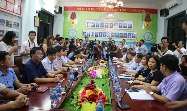 Toàn cảnh buổi họp báo tại Sở GD&ĐT Lạng Sơn chiều tối 21/7