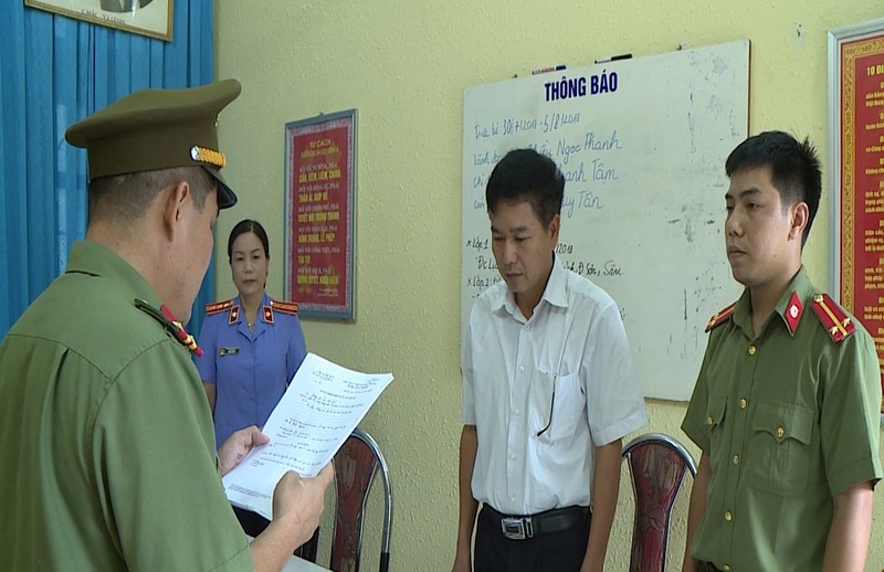 Phó Giám đốc Sở Giáo dục và Đào tạo tỉnh Sơn La Trần Xuân Yến nghe lệnh khởi tố và cấm đi khỏi nơi cư trú. (Ảnh: MPS) Phó Giám đốc Sở Giáo dục và Đào tạo tỉnh Sơn La Trần Xuân Yến nghe lệnh khởi tố và cấm đi khỏi nơi cư trú. (Ảnh: MPS)