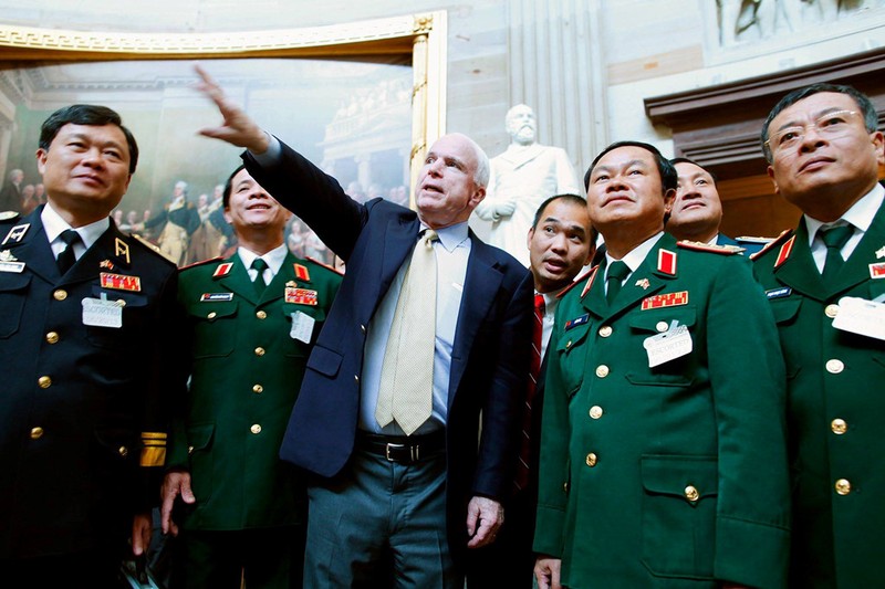 Thuong nghi si John McCain qua doi hinh anh 5