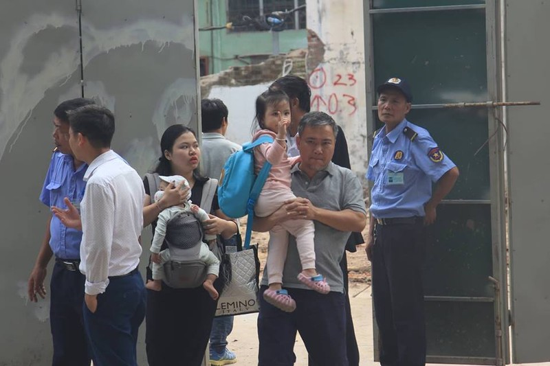 Sập tường nhà cạnh hồ Gươm, nhiều người bỏ chạy ảnh 9 sâp nhà,Hà Nội