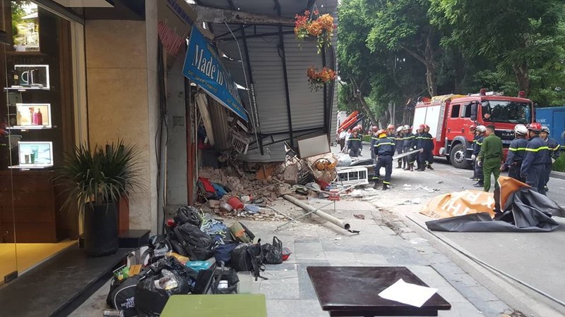 Sập tường nhà cạnh hồ Gươm, nhiều người bỏ chạy ảnh 10 sâp nhà,Hà Nội