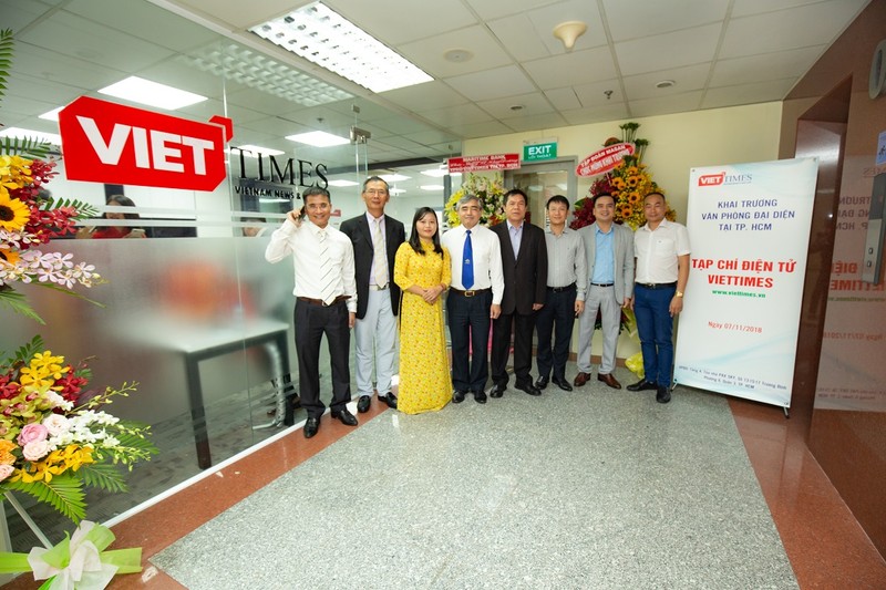 Văn phòng đại diện VietTimes tại Tp. HCM chụp ảnh lưu niệm cùng lãnh đạo tạp chí và lãnh đạo Hội Truyền thông số VietTimes sau thời khắc cắt băng khai trương. Văn phòng đại diện VietTimes tại Tp. HCM chụp ảnh lưu niệm cùng lãnh đạo tạp chí và lãnh đạo Hội Truyền thông số VietTimes sau thời khắc cắt băng khai trương.