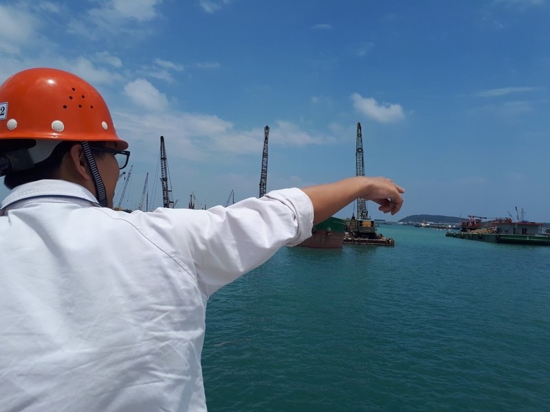 Nạo vét luồng hàng hải là cần thiết để tiếp nhận tàu trọng tải lớn. Đường lớn ra biển nguy cơ tắc bởi hàng triệu m3 bùn