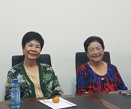 Bà Ngô Mai Hà (trái) đại diện cho 2 gia đình nhạc sĩ Ngô Thụy Miên và Phạm Trọng Cầu. Bà Kha Thị Đàng (phải) đại diện gia đình nhạc sĩ Châu Kỳ tại cuộc họp với VCPMC. Bà Ngô Mai Hà (trái) đại diện cho 2 gia đình nhạc sĩ Ngô Thụy Miên và Phạm Trọng Cầu. Bà Kha Thị Đàng (phải) đại diện gia đình nhạc sĩ Châu Kỳ tại cuộc họp với VCPMC.