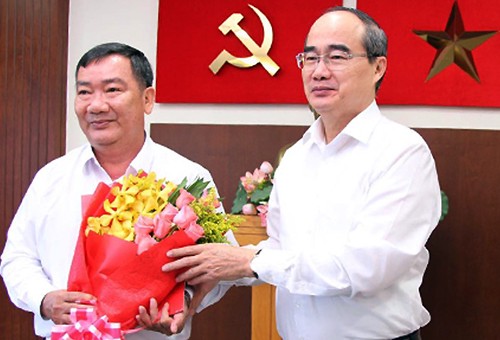 Ông Nguyễn Thiện Nhân: 'Giờ là lúc thuận lợi nhất giải quyết vấn đề Thủ Thiêm' ảnh 1 Bí thư Thành ủy Nguyễn Thiện Nhân chúc mừng ông Trần Văn Thuận được chỉ định giữ chức Bí thư quận ủy quận 2. Ảnh: Trung Sơn