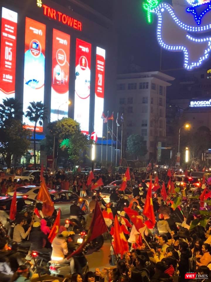 Cờ đỏ sao vàng vẫn đang rợp phố phường.