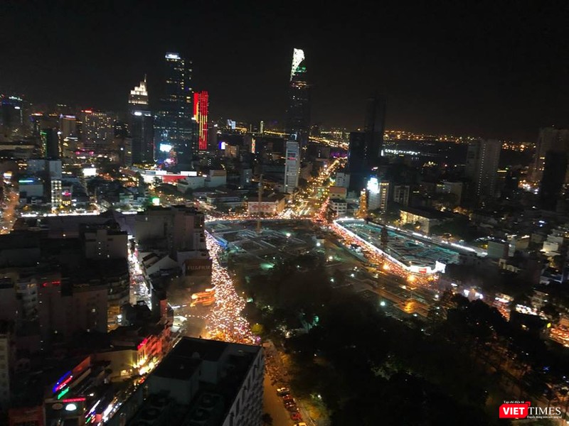 Người dân đã tràn ra khắp các khu phố trung tâm, ăn mừng chiến thắng lịch sử của đội tuyển Việt Nam. Không khí lễ hội đang hiện diện ở mọi góc phố, con đường. (Ảnh: Trung tâm Quận 1, Tp. HCM)