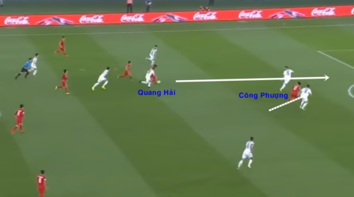 Những 'cây kim' của HLV Park Hang-seo ảnh 4 Tình huống Quang Hải chuyền vào vị trí mà trung vệ Iraq bỏ lại, nơi Công Phượng đang lẻn xuống để gây sức ép, dẫn đến bàn mở tỷ số.