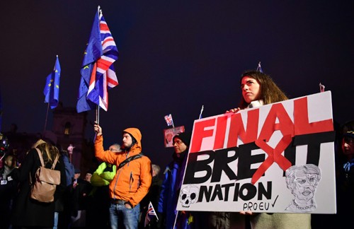 Quốc hội Anh bác bỏ thỏa thuận Brexit của Thủ tướng ảnh 1 Những nhà hoạt động chống Brexit biểu tình bên ngoài tòa nhà quốc hội hôm 15/1. Ảnh: AFP.
