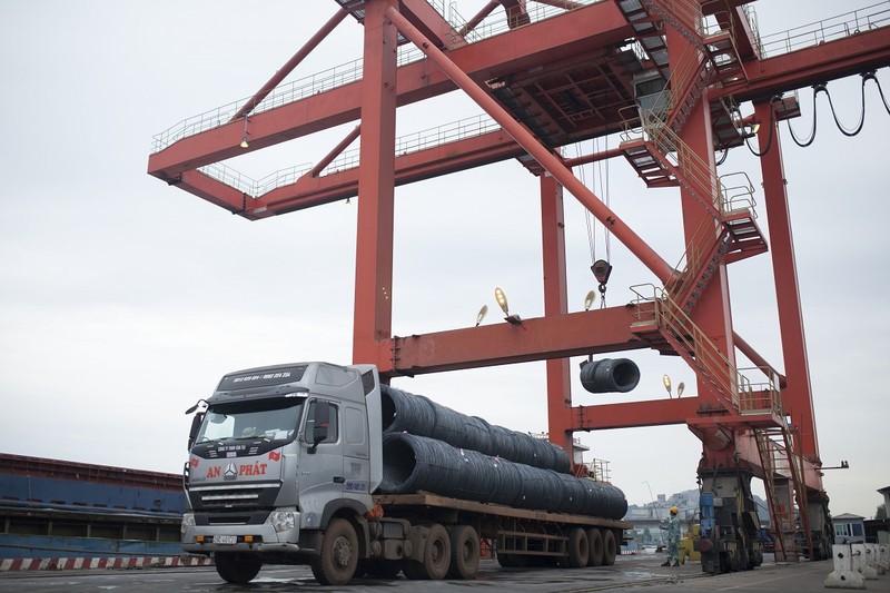 Thép Hòa Phát được bốc xếp tại cầu cảng. (Ảnh: HPG) Thép Hòa Phát được bốc xếp tại cầu cảng. (Ảnh: HPG)