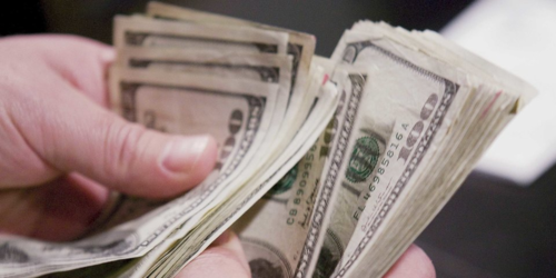 Tiền thưởng có thể hết rất nhanh nếu không được chi đúng cách. Ảnh: Reuters