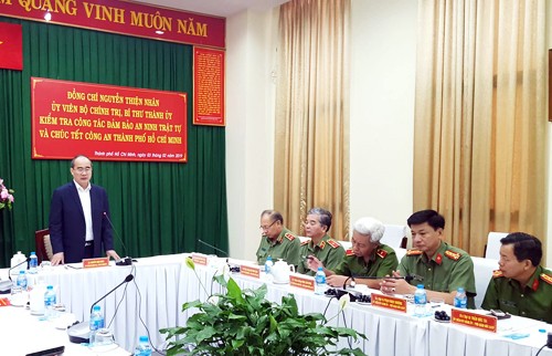 Giám đốc Công an TP HCM: "100% lực lượng trực đêm giao thừa" ảnh 1 Bí thư Thành ủy TP HCM Nguyễn Thiện Nhân trao đổi với Ban giám đốc Công an TP HCM. Ảnh: Trung Sơn