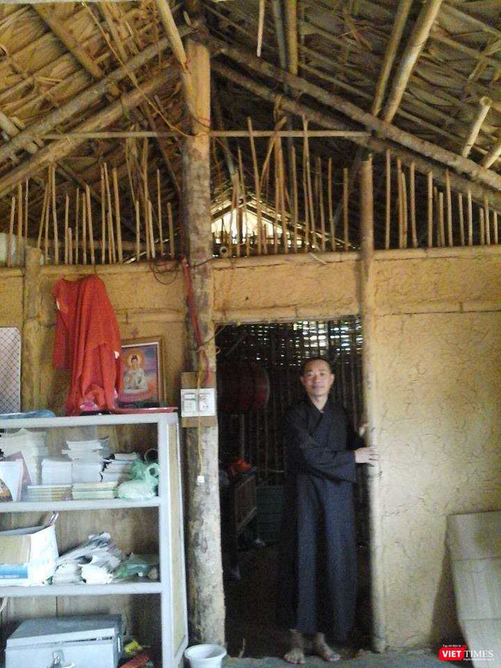 Thầy Thích Chúc Kiểm trong nhà tăng dột nát.