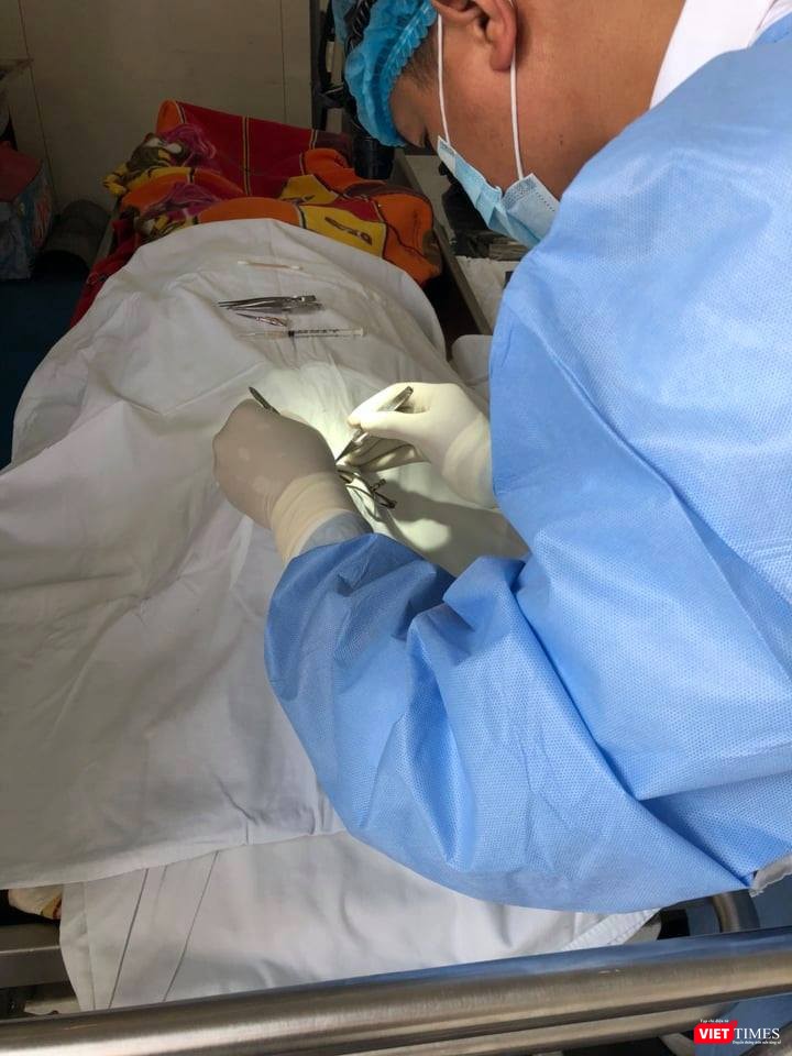 Bác sĩ Bệnh viện Mắt lấy giác mạc hiến tặng của anh Trung. Bác sĩ Bệnh viện Mắt lấy giác mạc hiến tặng của anh Trung.
