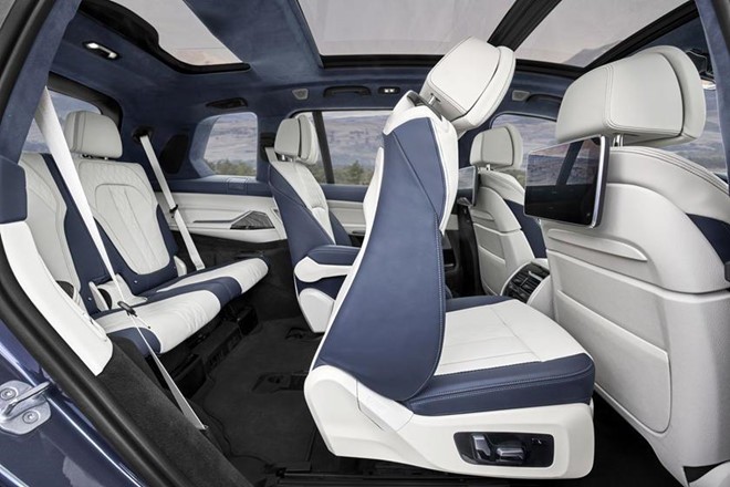 Sự cố này xuất hiện trên các mẫu BMW X7 dùng loại ghế thương gia Business Lounge Seat (tùy chọn mua thêm) thay thế hàng ghế thứ hai bằng ghế cỡ lớn có thể điều chỉnh. Moi ra duoc vai tuan, BMW X7 da phai trieu hoi gap vi loi ghe ngoi hinh anh 2