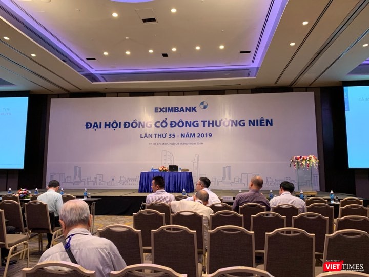 Phòng họp khá rộng và đẹp tại một khách sạn hạng sang nhưng lại chỉ có lác đác cổ đông tham dự. Phòng họp khá rộng và đẹp tại một khách sạn hạng sang nhưng lại chỉ có lác đác cổ đông tham dự.