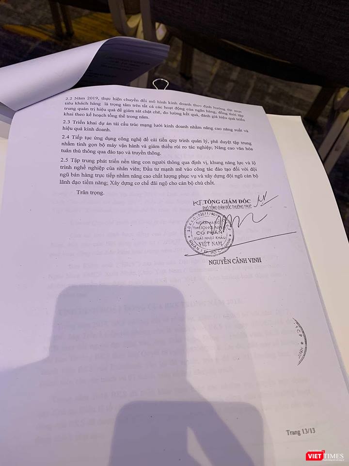 Cuối cùng cũng đã có người ký Báo cáo của Ban điều hành về hoạt động kinh doanh năm 2018 và kế hoạch năm 2019 của Eximbank trước khi bản cứng này được gửi tới các cổ đông. Đó là P.TGĐ Nguyễn Cảnh Vinh. Ông Vinh ký thay cho TGĐ - vị trí bị bỏ trống từ ngày 5/4/2019, sau khi Tổng Giám đốc Lê Văn Quyết hết hợp đồng nhưng không được gia hạn. Thực tế, cách đây ít tuần, khi Eximbank công bố tài liệu ĐHĐCĐ thường niên năm 2019, thị trường và dư luận đã đặt nhiều dấu hỏi về bản báo cáo "không có người ký"... Cuối cùng cũng đã có người ký Báo cáo của Ban điều hành về hoạt động kinh doanh năm 2018 và kế hoạch năm 2019 của Eximbank trước khi bản cứng này được gửi tới các cổ đông. Đó là P.TGĐ Nguyễn Cảnh Vinh. Ông Vinh ký thay cho TGĐ - vị trí bị bỏ trống từ ngày 5/4/2019, sau khi Tổng Giám đốc Lê Văn Quyết hết hợp đồng nhưng không được gia hạn. Thực tế, cách đây ít tuần, khi Eximbank công bố tài liệu ĐHĐCĐ thường niên năm 2019, thị trường và dư luận đã đặt nhiều dấu hỏi về bản báo cáo "không có người ký"...